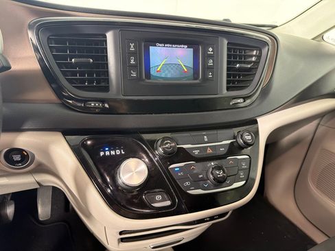 Used 2017 Chrysler Pacifica LX FWD image 17