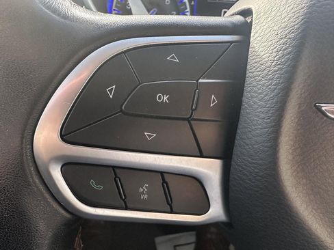 Used 2020 Chrysler Pacifica Touring-L image 16