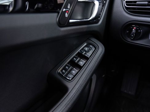 Certified 2025 Porsche Macan AWD/4WD image 21