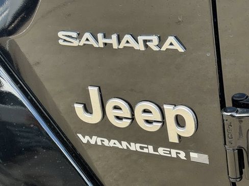 Used 2023 Jeep Wrangler Unlimited Sahara AWD/4WD image 9