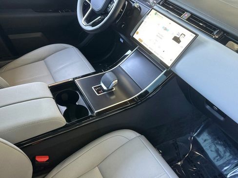 Certified 2026 Land Rover Range Rover Velar Dynamic SE AWD/4WD image 33