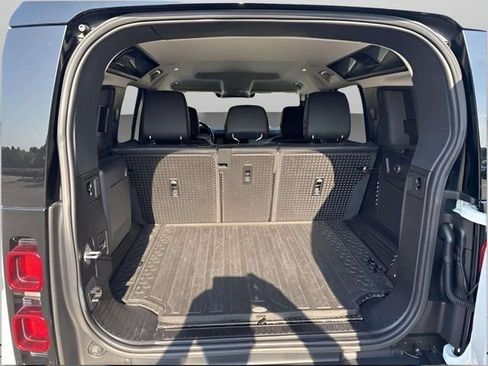 Used 2021 Land Rover Defender 110 SE image 9