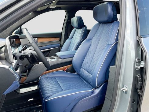 New 2026 Cadillac Vistiq Premium Luxury w/ LPO, Floor Liner Package image 21