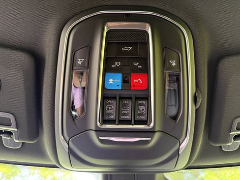 New 2025 Jeep Grand Cherokee Limited w/ Luxury Tech Group II image 31