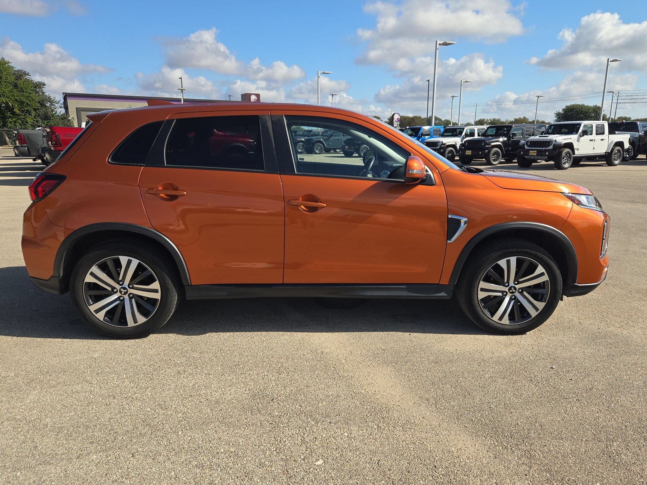 Used 2023 Mitsubishi Outlander Sport SE AWD/4WD image 2
