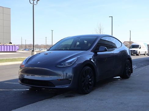 Used 2023 Tesla Model Y Performance image 3