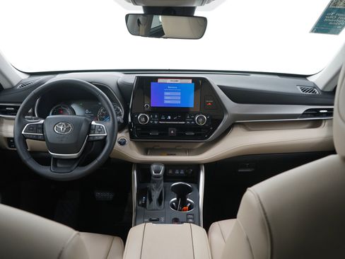 Used 2025 Toyota Highlander XLE AWD/4WD image 14