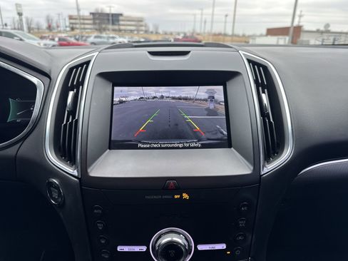 Used 2020 Ford Edge Titanium image 16