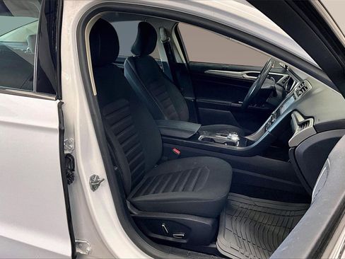 Used 2017 Ford Fusion SE w/ Fusion SE Technology Package image 4