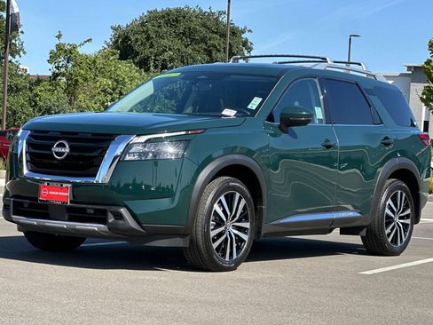 Certified 2025 Nissan Pathfinder Platinum w/ Cargo Package AWD/4WD image 8