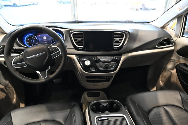 Used 2024 Chrysler Pacifica Touring-L FWD image 12