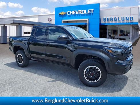 Used 2025 Toyota Tacoma TRD Off-Road AWD/4WD image 1
