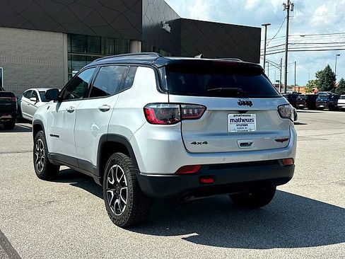 Used 2025 Jeep Compass Trailhawk AWD/4WD image 2