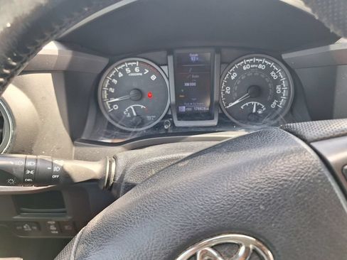 Used 2018 Toyota Tacoma TRD Sport AWD/4WD image 12