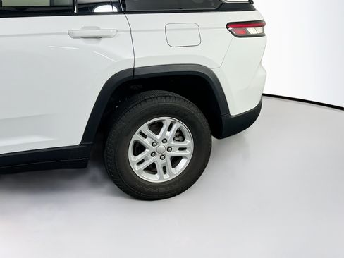 Used 2023 Jeep Grand Cherokee Laredo AWD/4WD image 28