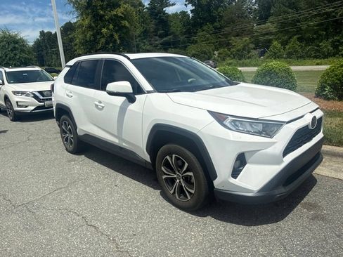 Used 2021 Toyota RAV4 XLE w/ Convenience Package FWD image 8