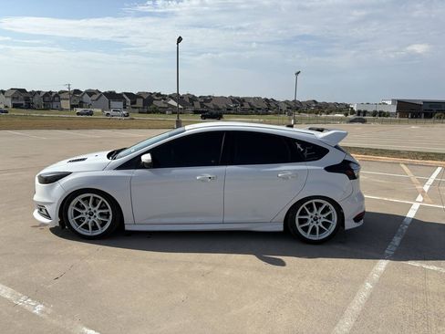 Used 2017 Ford Focus ST FWD image 2