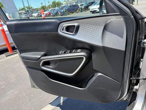 Used 2025 Kia Soul LX w/ LX Technology Package FWD image 18