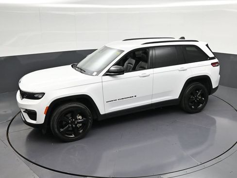 Used 2024 Jeep Grand Cherokee Limited w/ Black Appearance Package AWD/4WD image 23