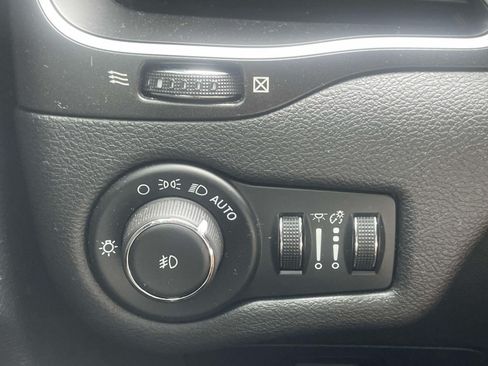 Used 2021 Jeep Cherokee Trailhawk AWD/4WD image 18