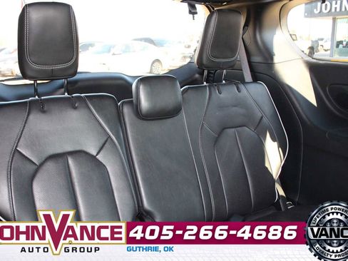 Used 2025 Chrysler Pacifica Limited image 25