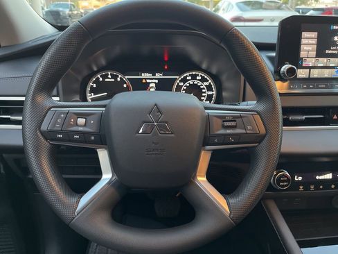 Used 2024 Mitsubishi Outlander ES image 36