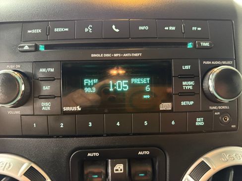 Used 2018 Jeep Wrangler Unlimited Sahara w/ Connectivity Group AWD/4WD image 23