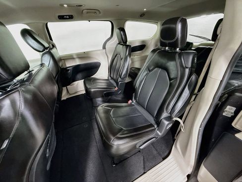 Used 2020 Chrysler Voyager Lxi FWD image 23
