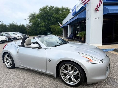 Used 2010 Nissan 370Z Touring w/ Sport Pkg RWD image 4