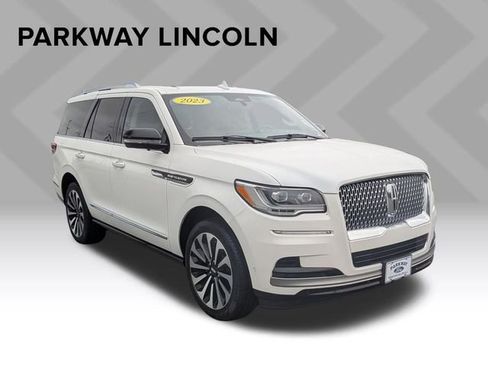 Used 2023 Lincoln Navigator Reserve image 3