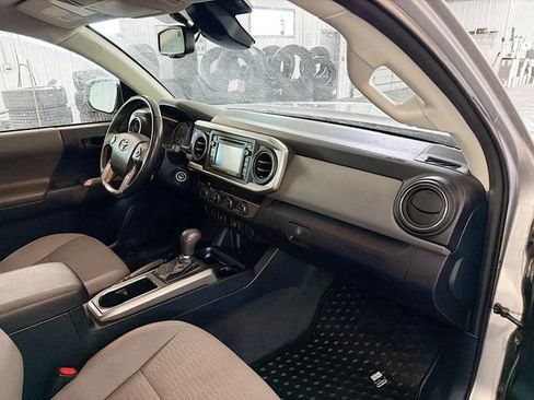 Used 2018 Toyota Tacoma SR5 AWD/4WD image 12