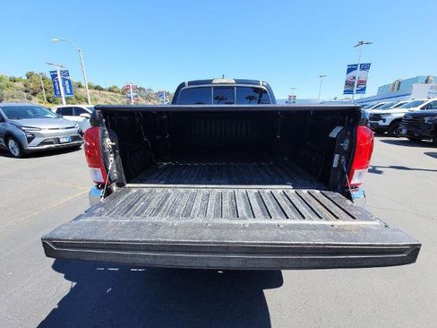 Used 2017 Toyota Tacoma SR5 w/ SR5 Appearance Package (SM) image 22