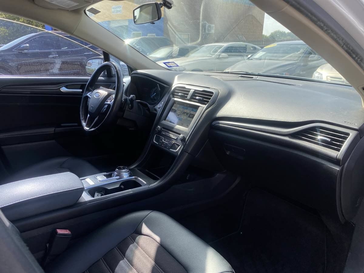 Used 2018 Ford Fusion SE w/ Equipment Group 201A FWD image 13