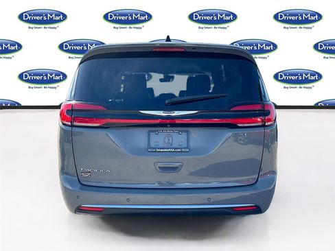Used 2023 Chrysler Pacifica Touring-L FWD image 6