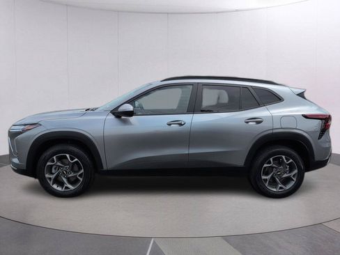 Used 2025 Chevrolet Trax LT FWD image 2