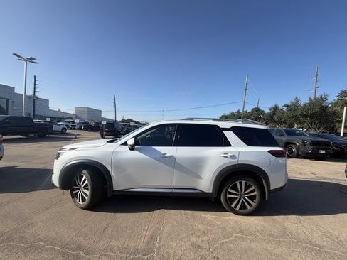 Used 2025 Nissan Pathfinder Platinum w/ Black Appearance Package FWD image 8
