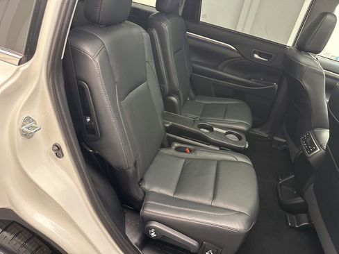 Used 2019 Toyota Highlander Limited Platinum AWD/4WD image 11
