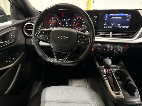 Used 2024 Chevrolet Trax RS FWD image 11