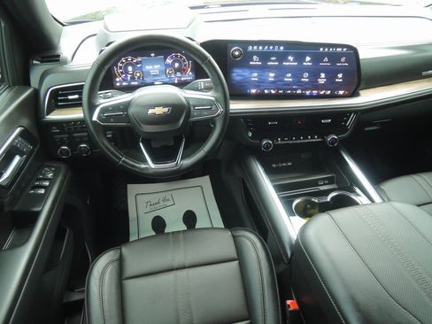 Used 2025 Chevrolet Suburban High Country image 13