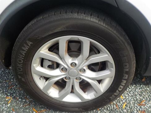 Used 2018 Land Rover Discovery SE image 41