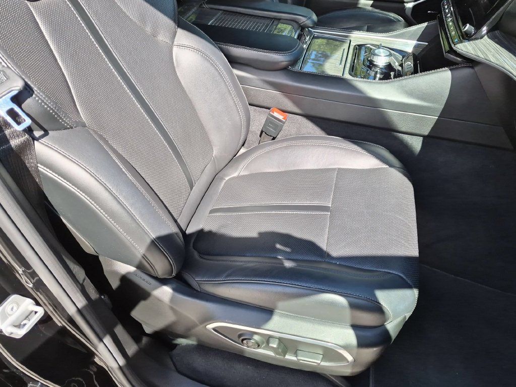 Used 2022 Jeep Wagoneer Series III AWD/4WD image 31
