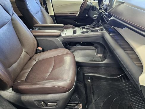 Used 2023 Toyota Sienna Platinum AWD/4WD image 7