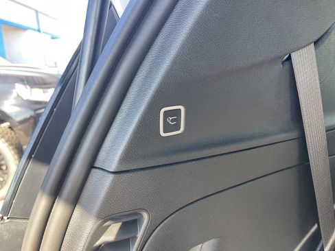 Used 2025 Chrysler Pacifica Limited image 14