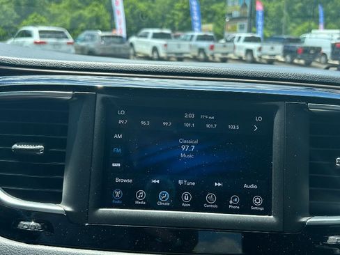 Used 2019 Chrysler Pacifica Touring-L FWD image 8