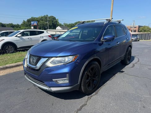 Used 2017 Nissan Rogue SV w/ SV Premium Package FWD image 3
