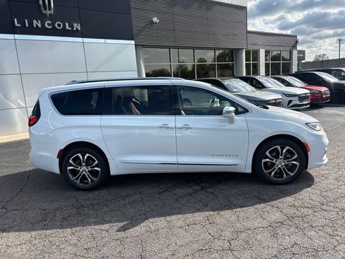 Used 2024 Chrysler Pacifica Pinnacle AWD/4WD image 8