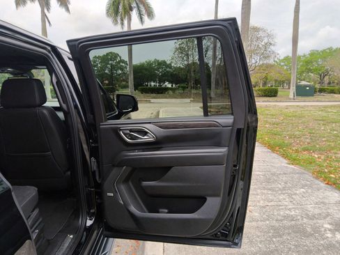 Used 2023 Chevrolet Suburban LT w/ Luxury Package image 32