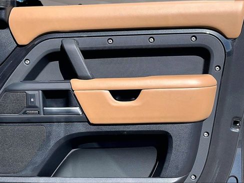 Used 2025 Land Rover Defender 110 X-Dynamic SE image 19