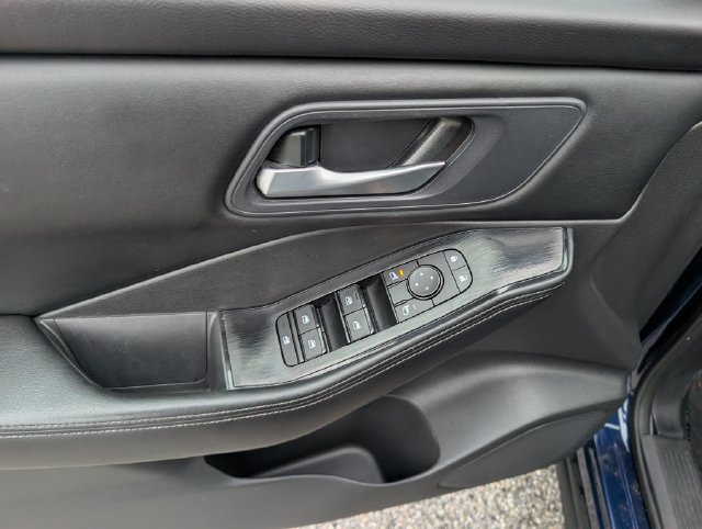 Used 2024 Nissan Rogue SV FWD image 19