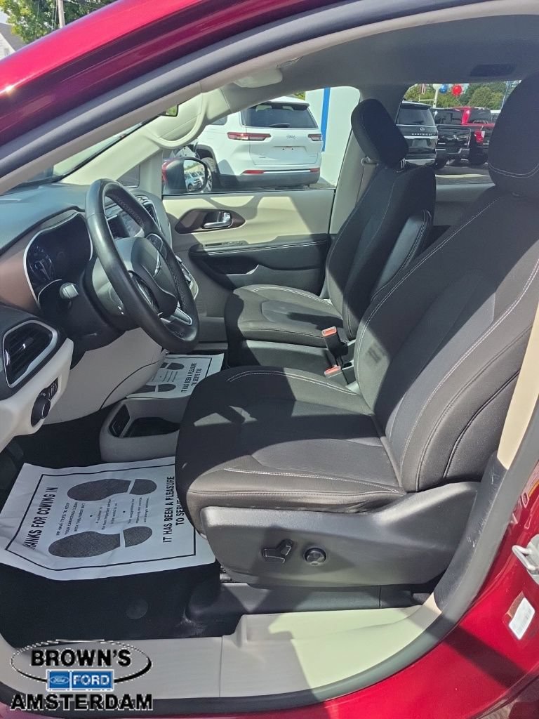 Used 2022 Chrysler Voyager LX FWD image 14